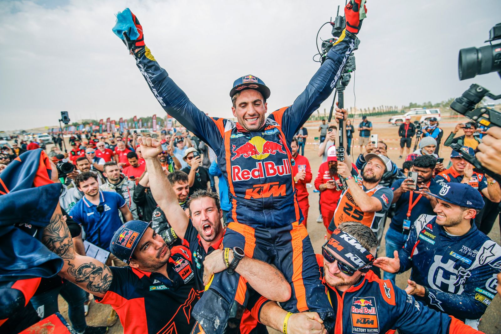 КЕВИН БЕНАВИДЕС И KTM ВЫИГРЫВАЮТ РАЛЛИ ДАКАР 2023 ГОДА